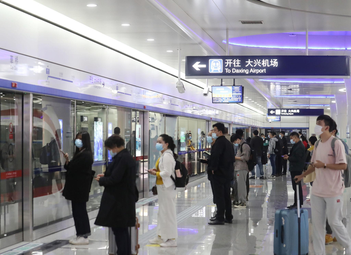 今日，大兴机场线4编组列车上线试跑。摄影/新京报记者&nbsp;王贵彬