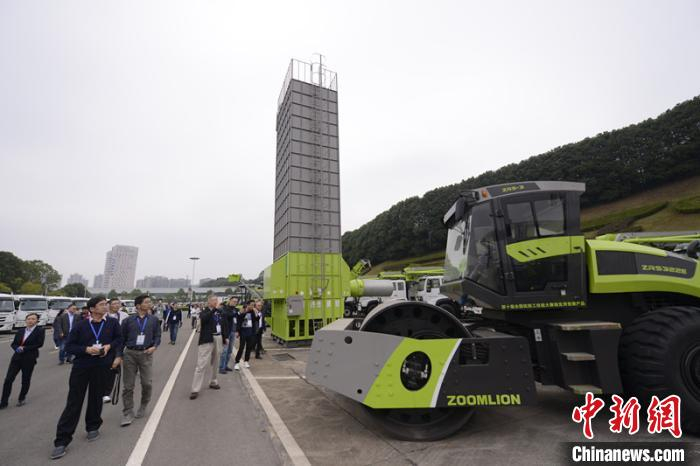 海外华媒代表参观中联重科。　杨华峰 摄