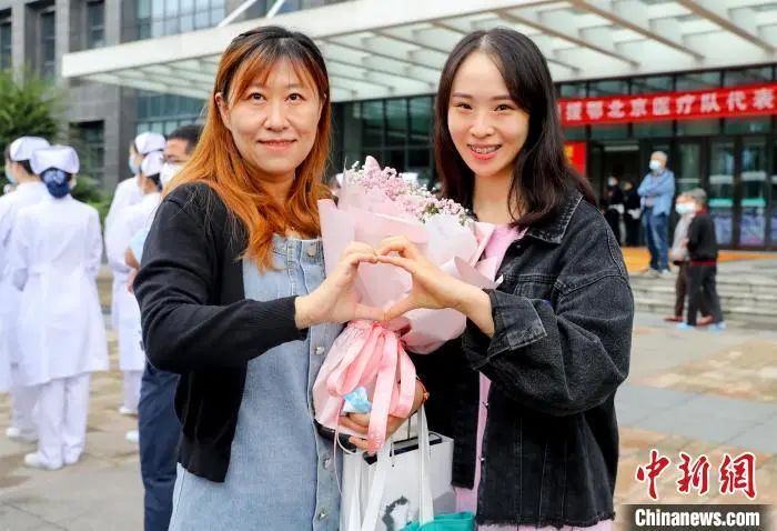 两地医护合影。张畅 摄