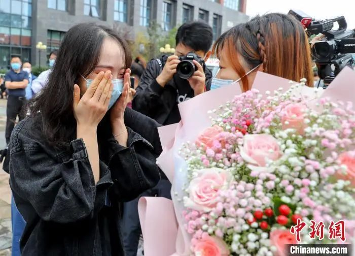 两地医护时隔近半年再相见。张畅 摄