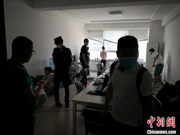 图为抓捕现场。　张军 摄