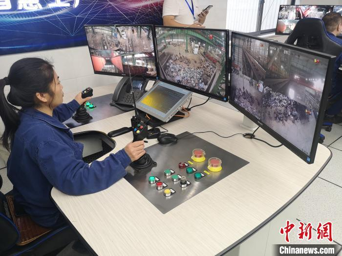     在华菱湘钢五米宽厚板厂，工人运用5G技术在室内控制天车。　唐小晴　摄