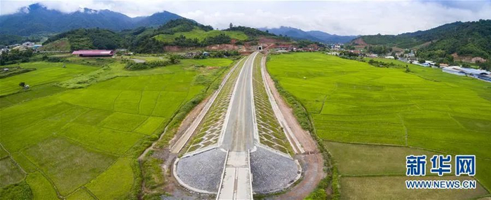 这是7月28日在老挝北部拍摄的中老铁路。（潘龙柱摄）