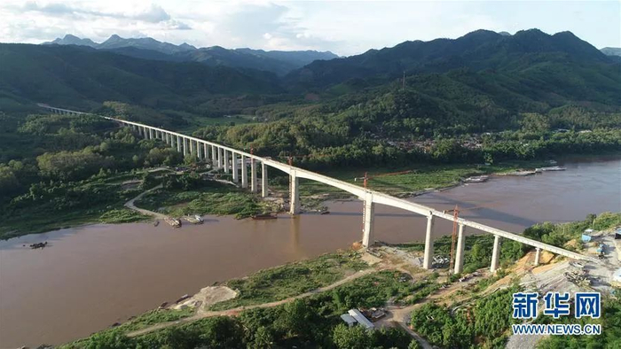 这是7月15日在老挝拍摄的中老铁路班纳汉湄公河特大桥。（梅征友摄）