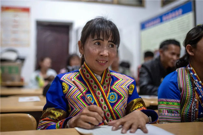 在云南省西双版纳傣族自治州勐海县布朗山布朗族乡曼囡村曼班三队，娜四在村里上夜校（4月10日摄）。新华社记者 胡超 摄