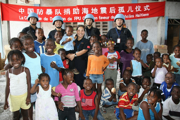 捐助海地震后孤儿。