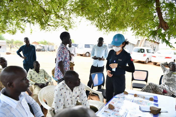 中国维和警察在任务区普及防疫宣传。本文图片均公安部 图