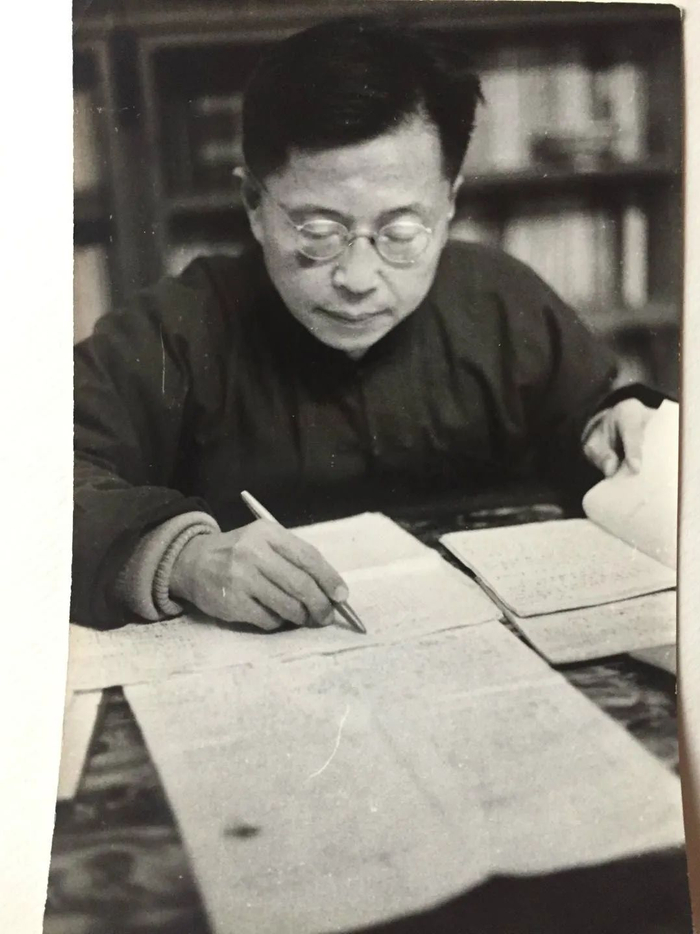 ▲曹禺写作时。万方供图。