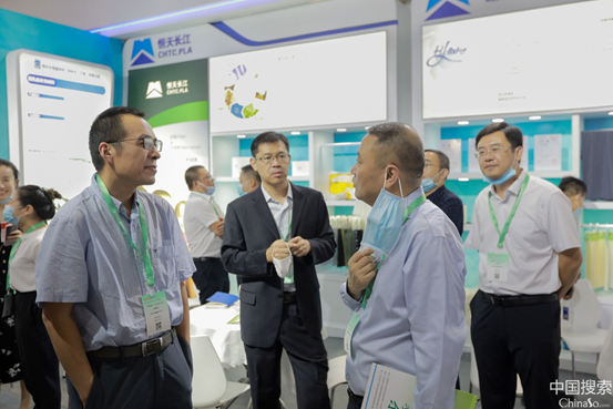中国恒天集团副总裁、恒天纤维集团董事长王东兴（左一）中国搜索 吴凡 摄