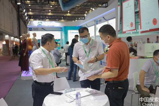 孙刚部长正在为到访客商作介绍 中国搜索 吴凡 摄