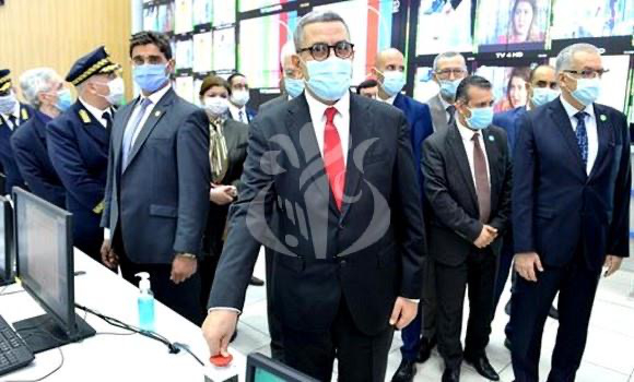 ▲阿尔及利亚总理按下节目播出按钮