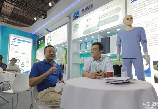 潍坊欣龙总经理赵黎明（右） 中国搜索 吴凡 摄