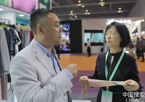 恒天宝丽丝总经理罗坚平（左） 中国搜索 吴凡 摄