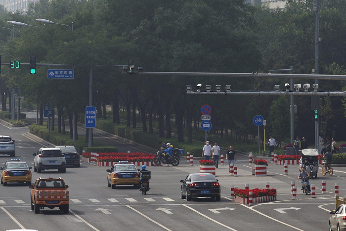荣京西街与荣华中路路口，机动车道、非机动车道与人行道通过绿化带实现了硬隔离。新京报记者 李凯祥 摄