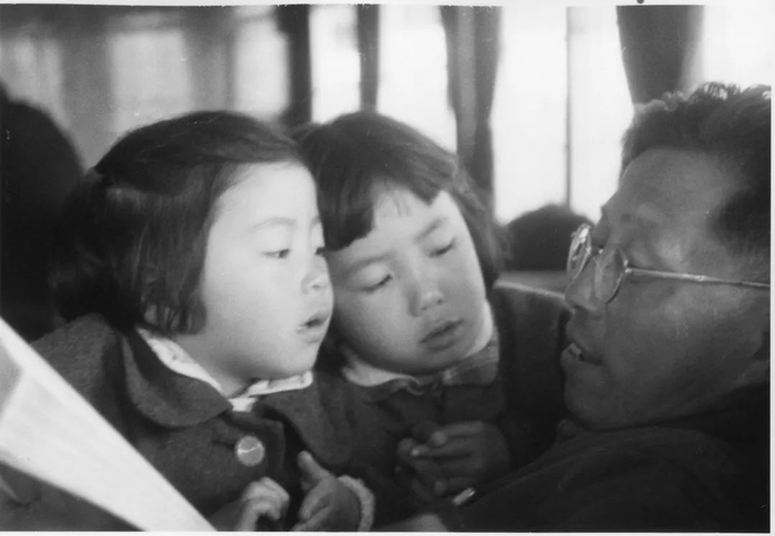 ▲曹禺为女儿讲故事。万方供图