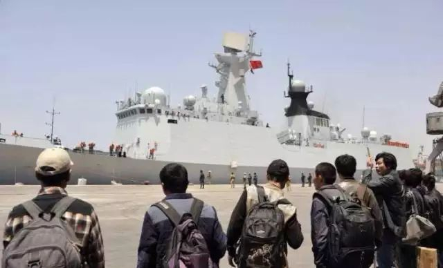 中国海军也门撤侨细节披露令国人振奋:730舰炮对准港口随时开火