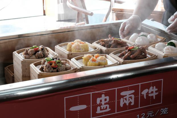 客轮公司将“一盅两件”广州饮食文化“搬”到游船上。通讯员供图