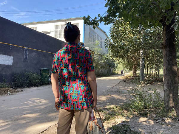 　　两个小时，杜金兰站在村口张望着，每过去一个路人她就上前询问佳佳和和平的情况，她害怕女儿不认她，“不认，就去她家。” 　　“你知道‘yanying’吗？就是村里抓鸡的。”杜金兰从村民口中得知了女儿大名。相比大名，她还是喜欢叫佳佳。