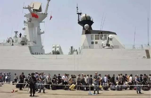 中国海军也门撤侨细节披露令国人振奋:730舰炮对准港口随时开火