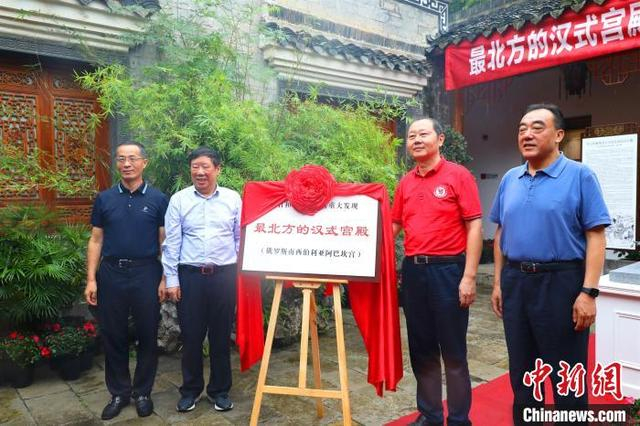 “最北方的汉式宫殿”展馆在昭君故里揭牌。 张思路 摄