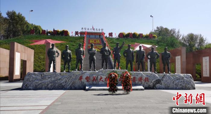 纪念馆门前，映入眼帘的是10位参加平型关大捷主要将领的雕塑像，进入纪念馆还要走115级台阶，115级台阶标志着八路军第115师这一番号。　吴琼 摄