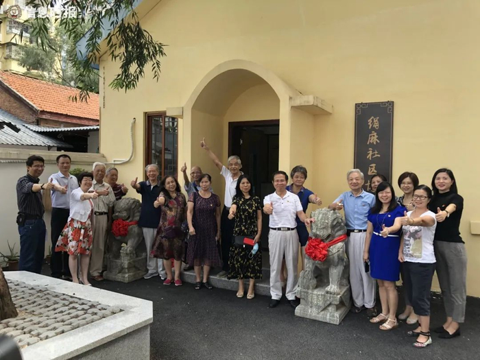 绢麻社区长者们对于迎回石狮子十分高兴。通讯员 王卉 摄