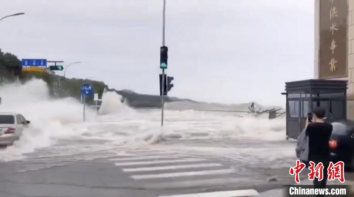 涌过堤坝的潮水。（资料画面）浙江省钱塘江流域中心 供图