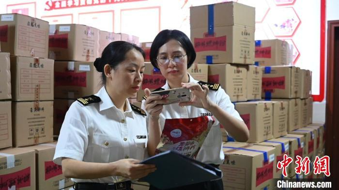 柳州海关工作人员检验出口螺蛳粉。　黄恋 摄