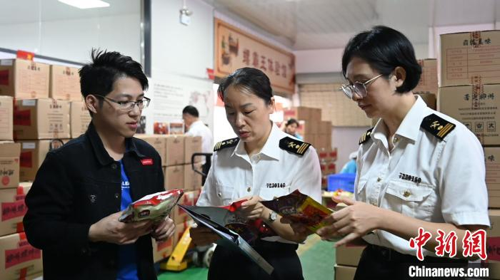    柳州海关工作人员检验出口螺蛳粉。　黄恋　摄