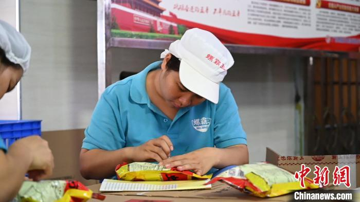 工人为检验合格的螺蛳粉贴上标签。　黄恋 摄