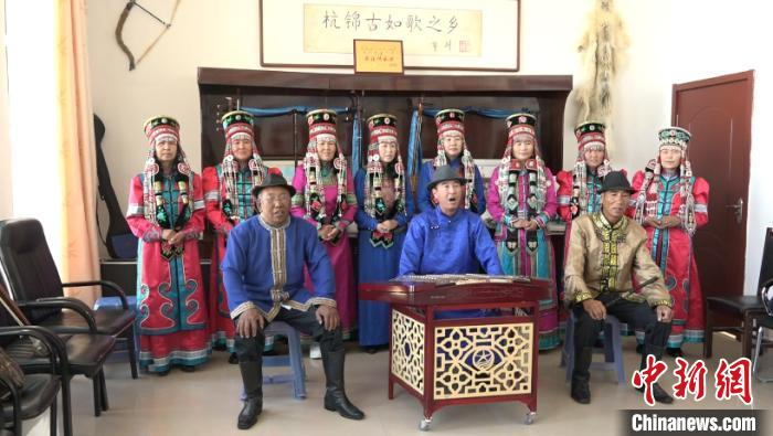 图为库布其沙漠腹地的道图嘎查牧民新村内，牧民们正身着盛装演唱古如歌。　马知远 摄