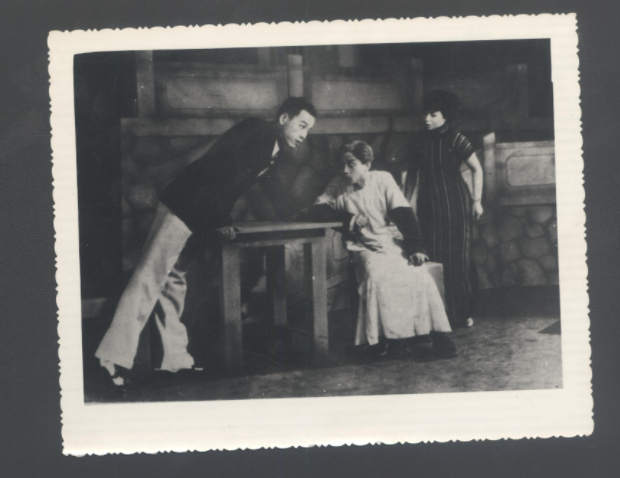 ▲在舞台上的青年曹禺。万方供图