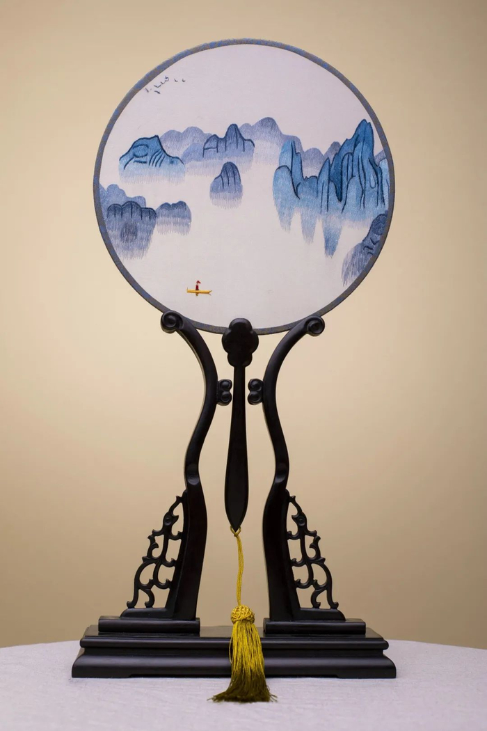 大宁河刺绣——团扇 巫溪县融媒体中心供图