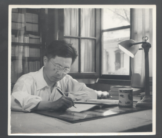 ▲工作中的曹禺。万方供图