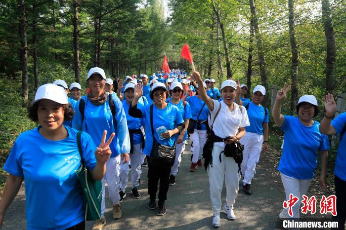 “我登山，我快乐！” 沈殿成 摄