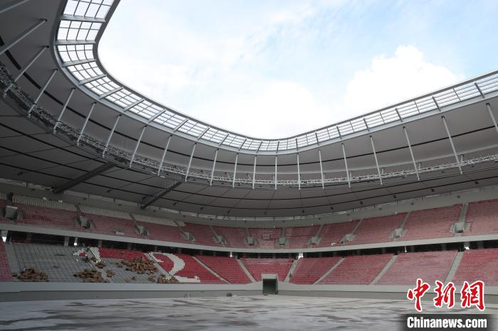 整个球场的红色座椅基本安装完毕。　张亨伟 摄
