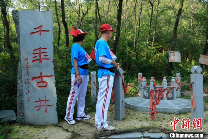 巴尔虎山上有文化——登山途中遇“千年古井”。　沈殿成 摄
