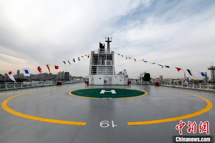 “中华复兴”轮配备双套船舶动力系统、双电源系统、双套灭火系统，并同步向国际豪华邮轮看齐。　石泽鑫 摄