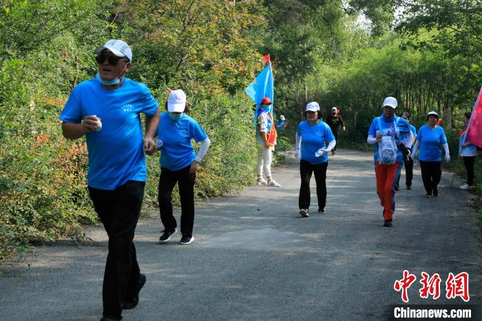 登山不分男女。　沈殿成 摄