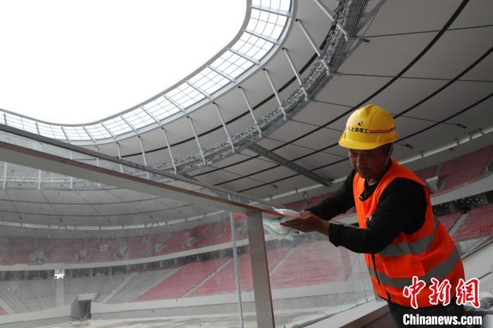 施工人员正在为球场进行保洁。　张亨伟 摄