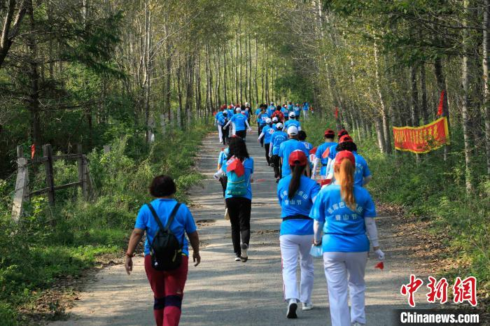 登山者的背影。　沈殿成 摄