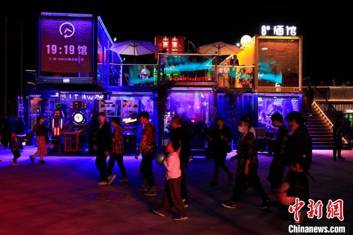 集装箱小镇设置三大功能区。　沈殿成 摄