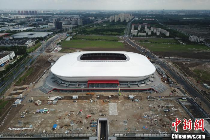 空中俯瞰，浦东足球场如同一只完璧无瑕的“白瓷碗”。　张亨伟 摄