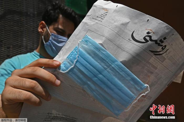 　　当地时间7月23日，印控克什米尔斯利那加，一份当地乌尔都语报纸“Roshni”为了提高人们对新冠肺炎的认识，向读者免费提供了口罩，并将其贴在头版。