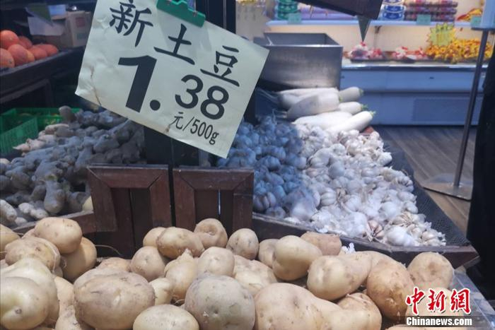 北京西城区一家超市里售卖的土豆。 谢艺观 摄