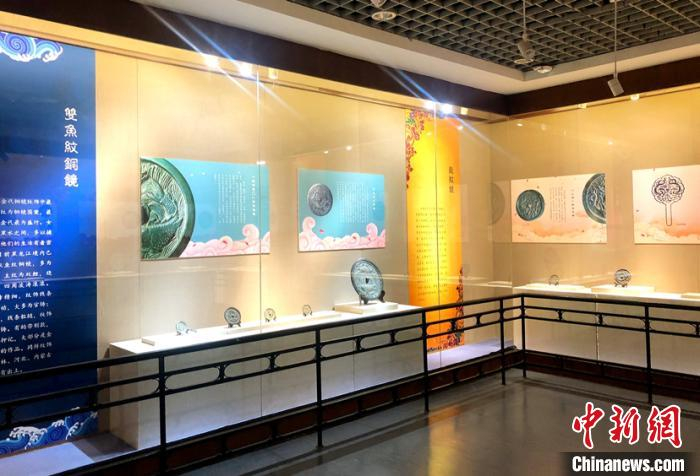 本次展览共展出宋金时期铜镜40余面。　刘锡菊 摄