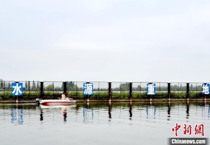 水源地围栏内外，保护人员定期清理浮渣。　朱志庚 摄