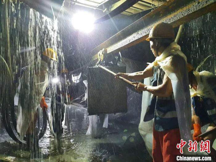 图为高黎贡山隧道施工环境犹如水帘洞。　计林 摄