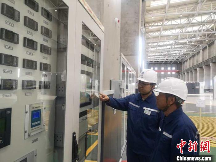 工作人员为机组运行做准备 石洪宇 摄