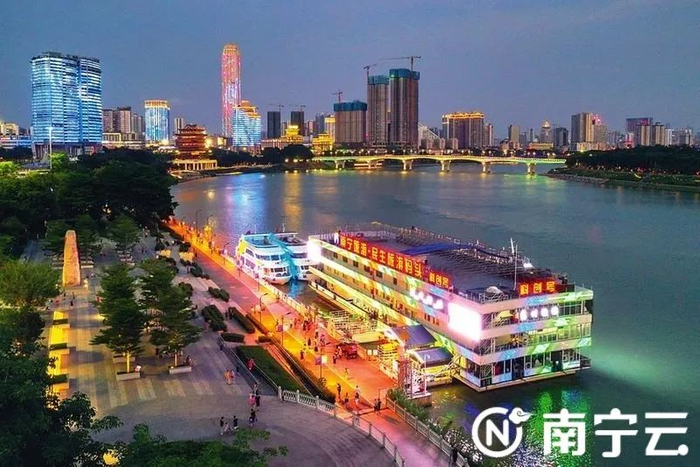 停靠在民生旅游码头的游船准备载客夜游邕江。记者黄维业摄